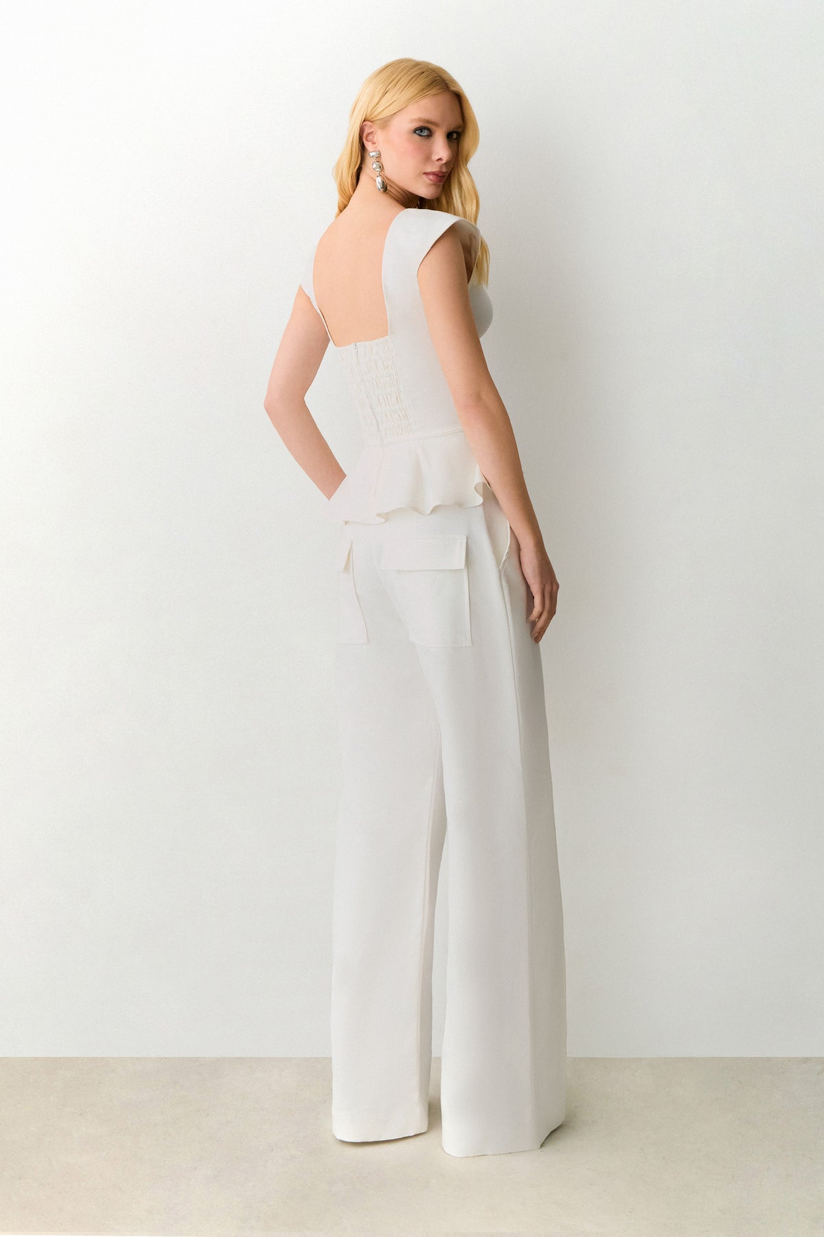 CALCA RETA COM FRISO FRONTAL E BOLSO COSTAS OFF WHITE