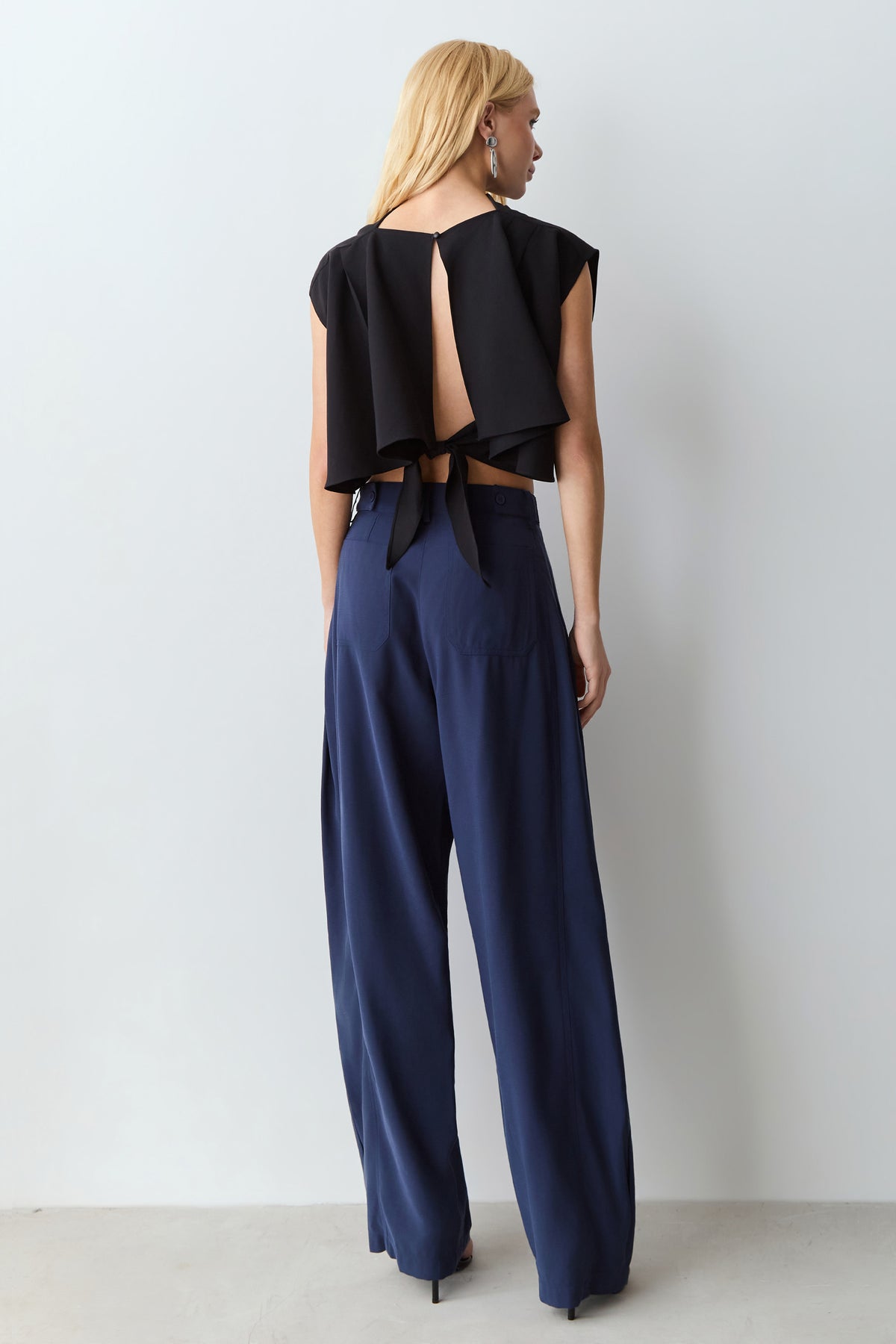 CALCA BAGGY COM DETALHE LATERAL COS AZUL MARINHO