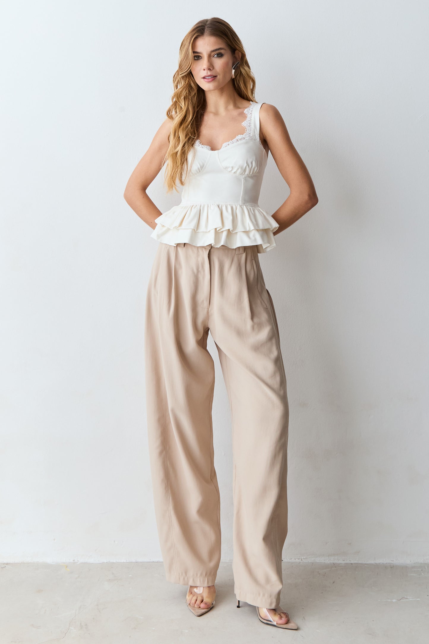 BLUSA REGATA RENDA DECOTE E ALCAS BARRA ESTRUTURADA OFF WHITE