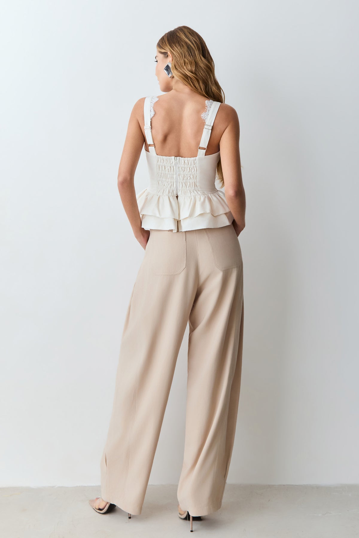 CALCA BAGGY COM DETALHE LATERAL COS AREIA