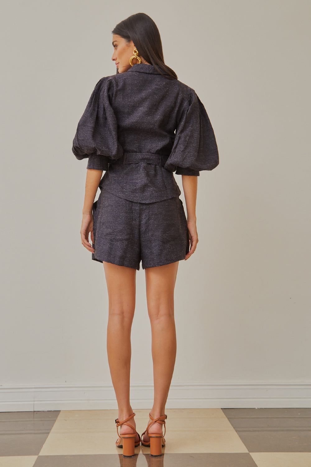 BLAZER LONGO COM MANGA BUFANTE, CINTO E FIVELA PRETO