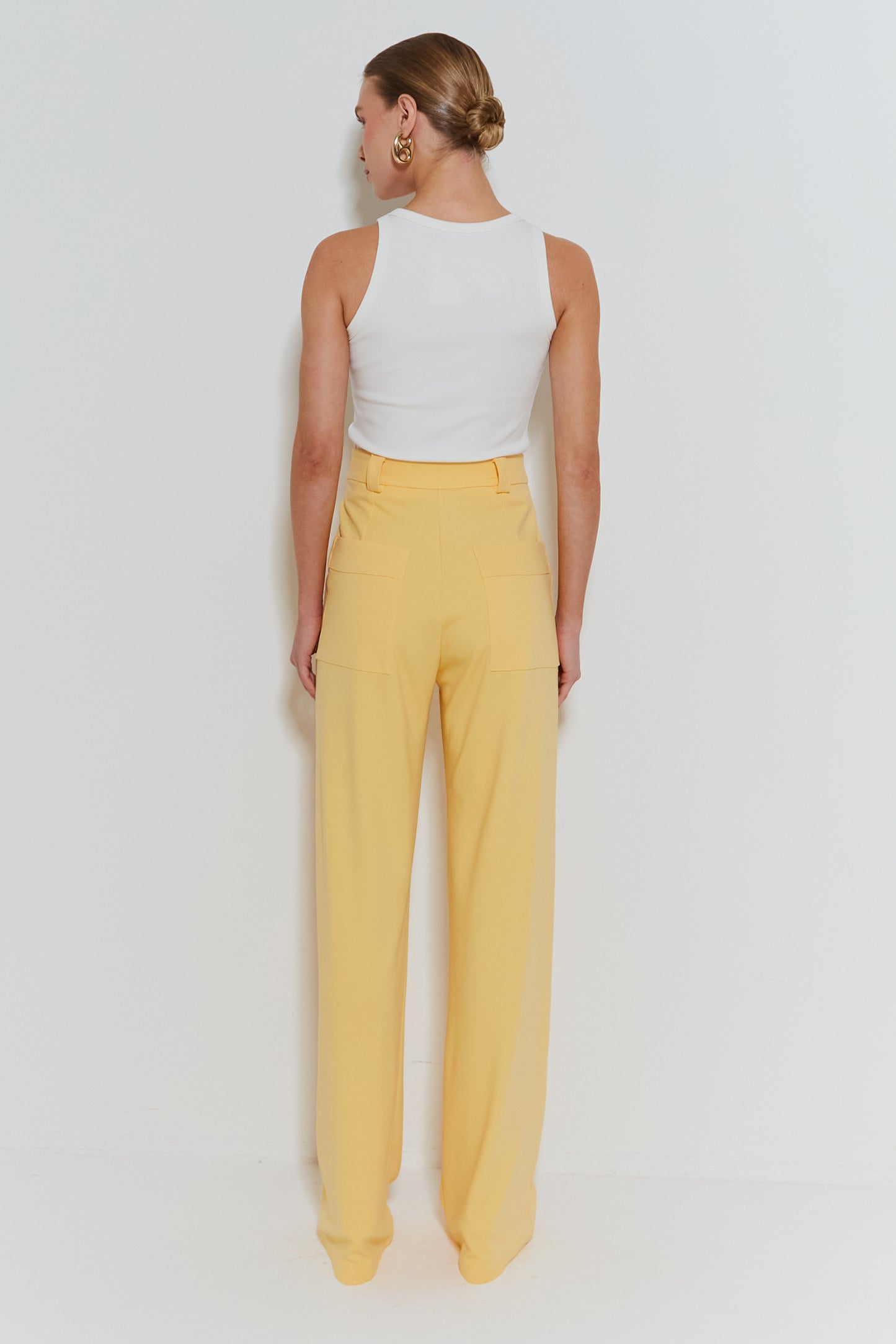 CALÇA PANTALONA COM FRISOS AMARELO CLARO