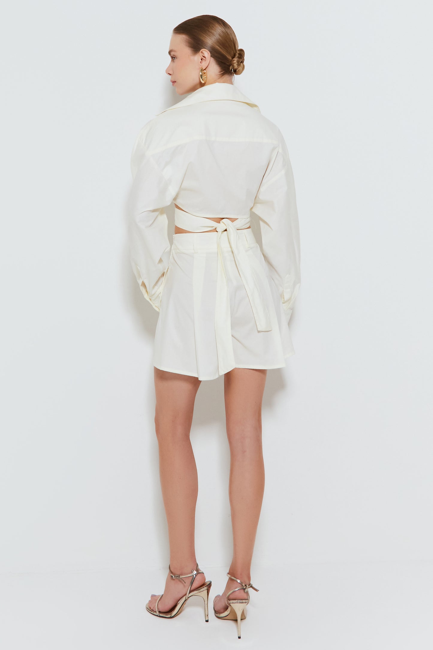 SHORTS CINTURA ALTA COM BARRA AMPLA E PREGAS CREME