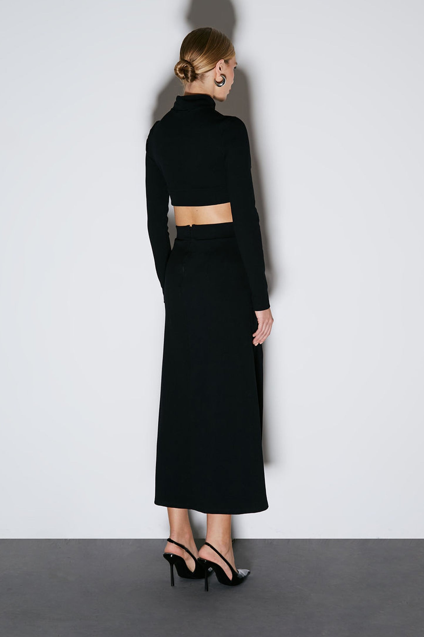 SAIA MIDI COM ELASTICO NO COS E FENDA FRONTAL PRETO