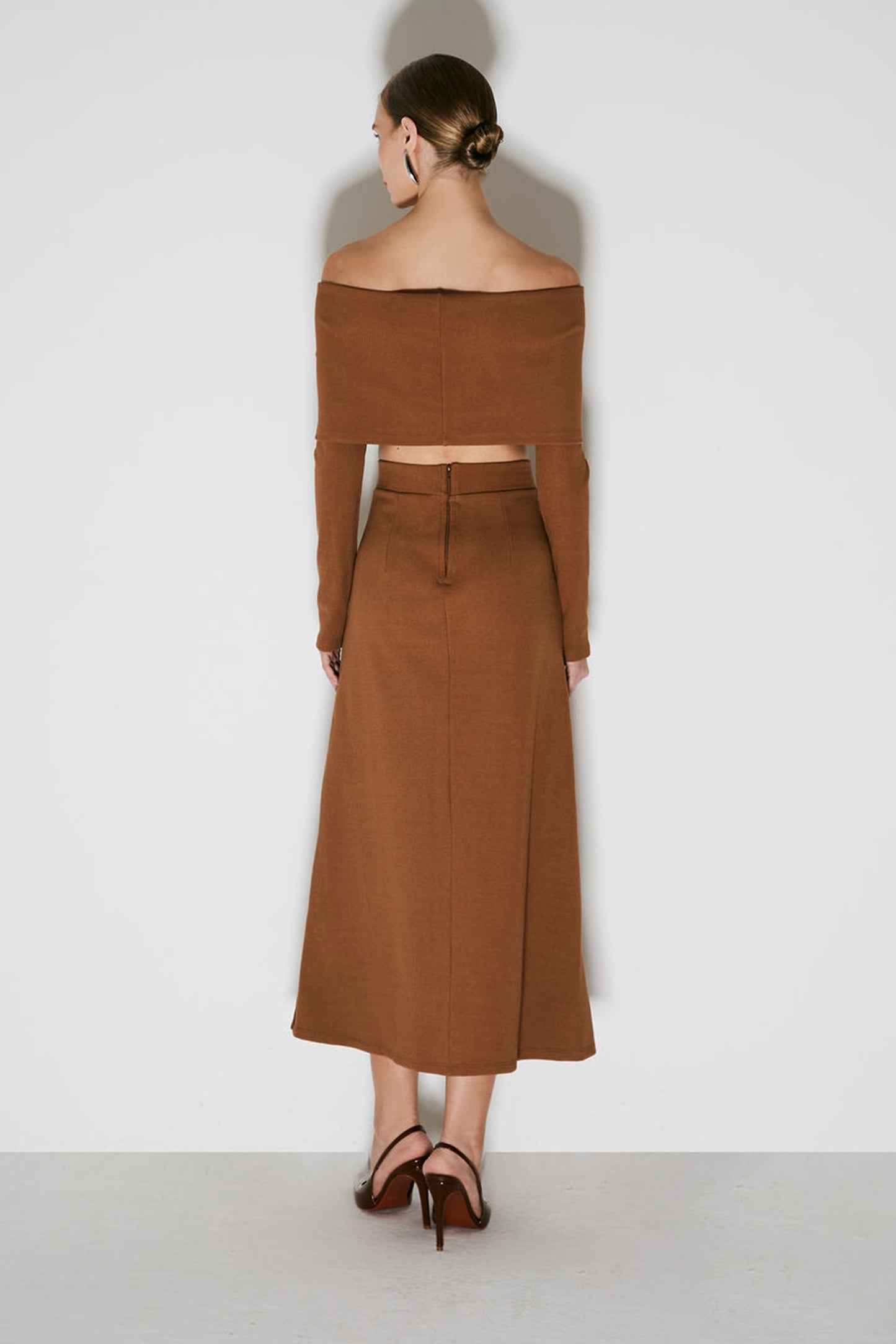 SAIA MIDI COM ELASTICO NO COS E FENDA FRONTAL MARROM CHOCOLATE