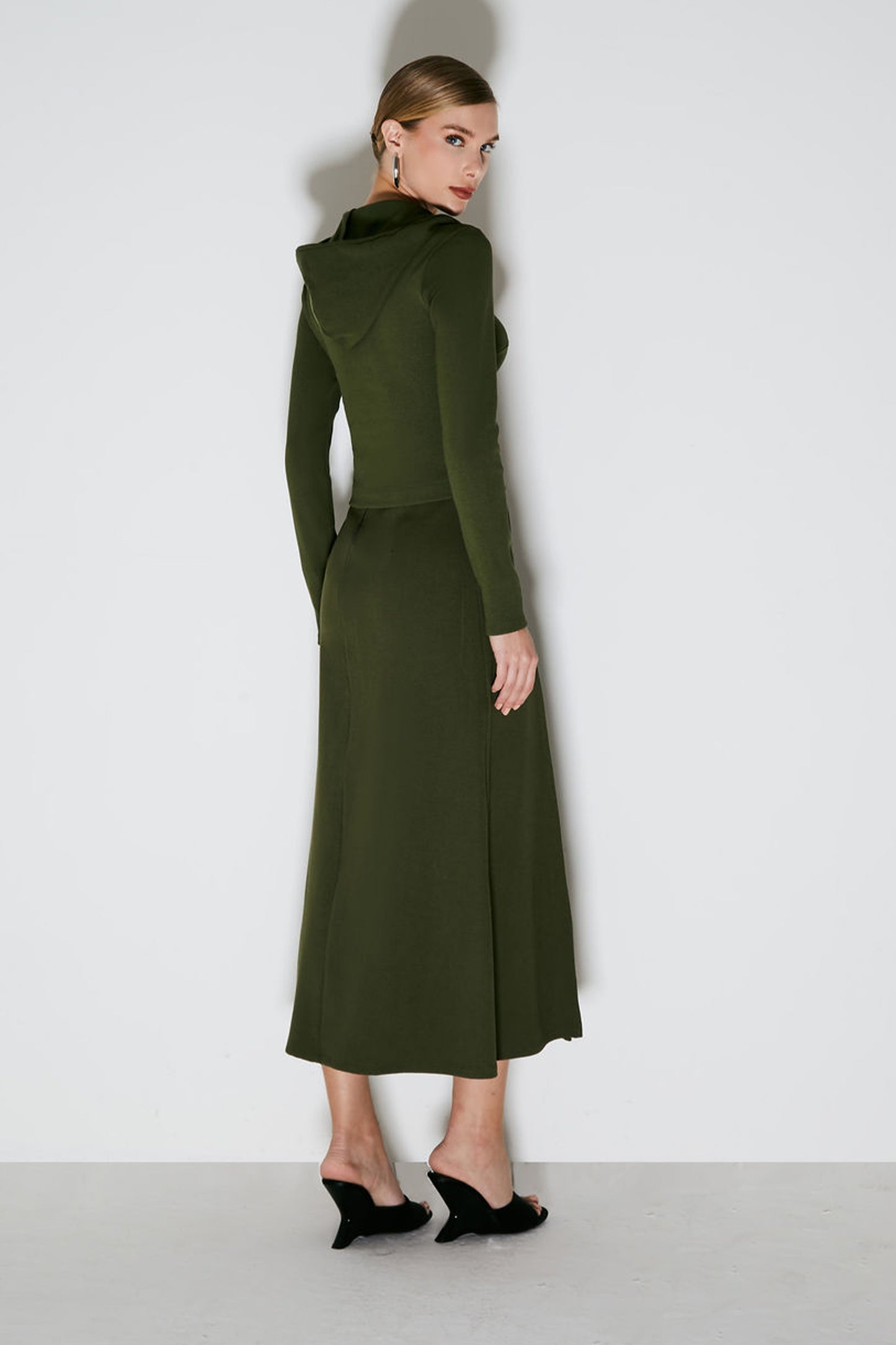 SAIA MIDI COM ELASTICO NO COS E FENDA FRONTAL VERDE MILITAR