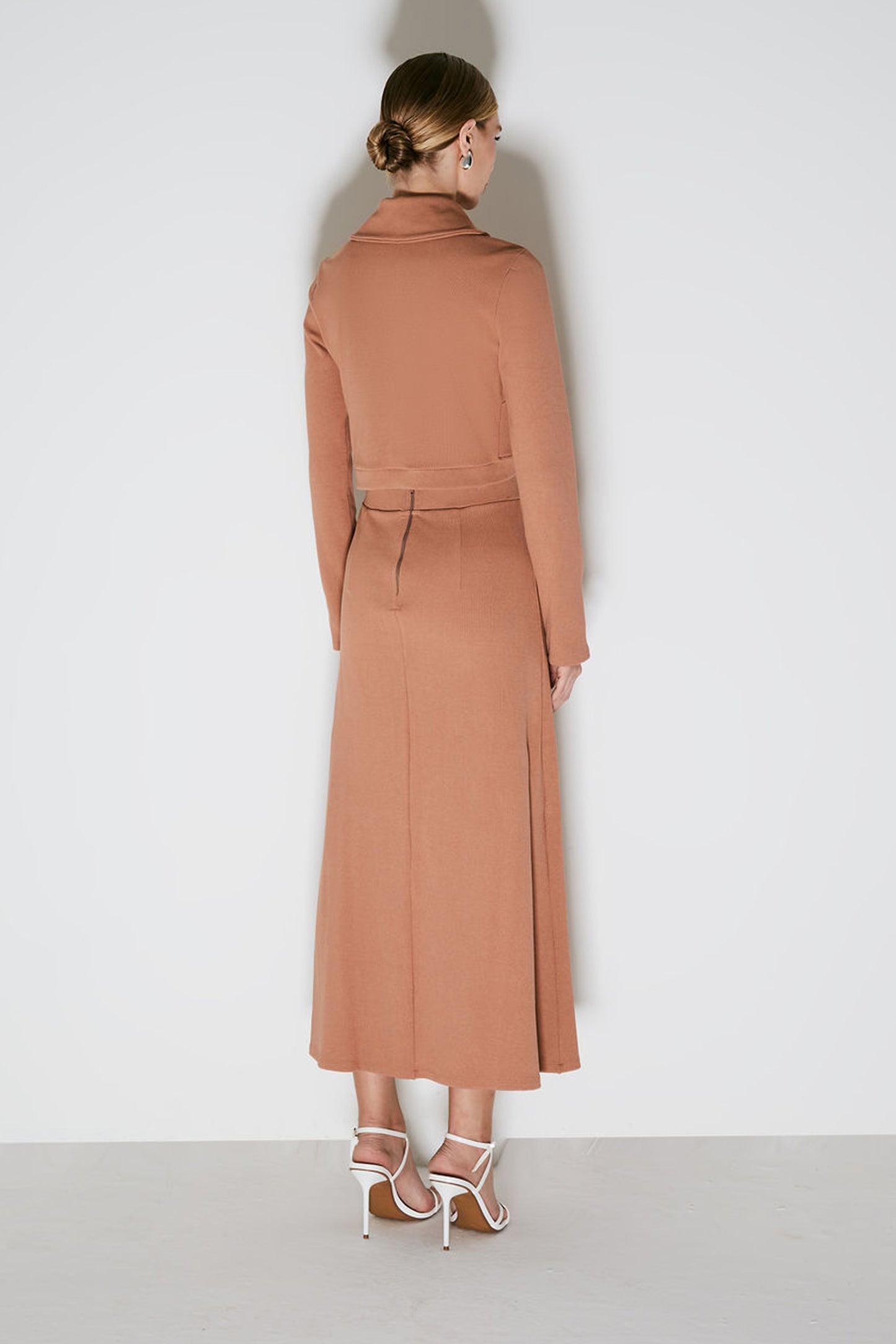 SAIA MIDI COM ELASTICO NO COS E FENDA FRONTAL MOCHA MOUSSE