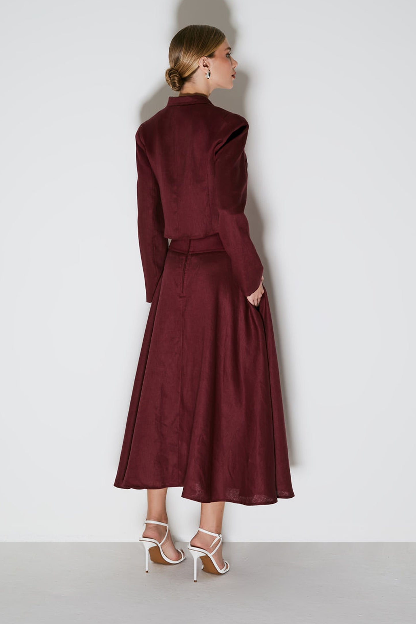 SAIA MIDI COM COS LARGO E FENDA FRONTAL VINHO