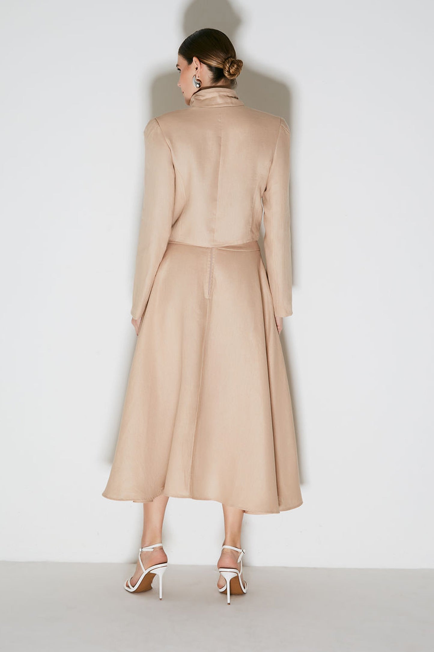 SAIA MIDI COM COS LARGO E FENDA FRONTAL KAKI CLARO