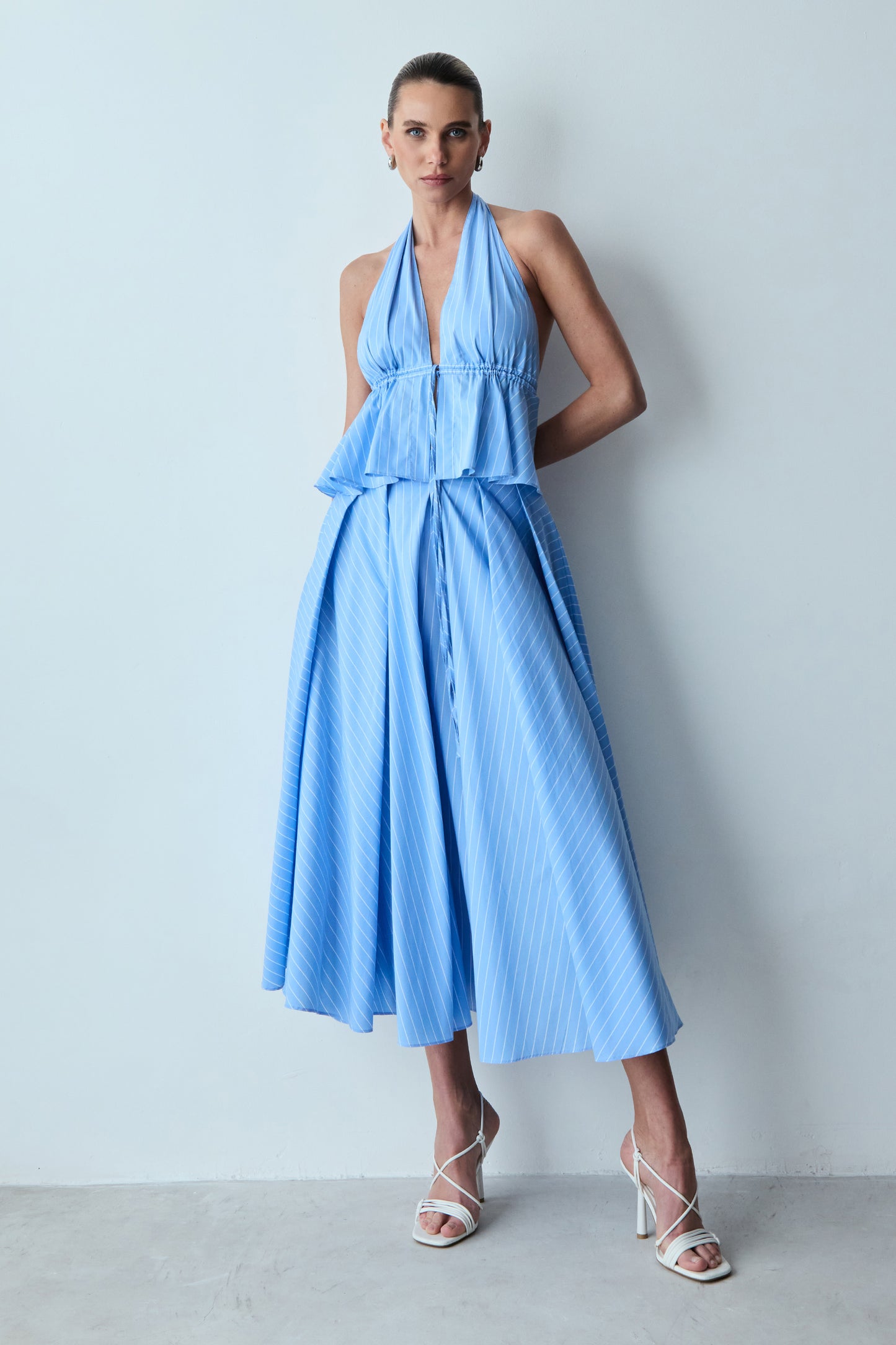 BLUSA FRENTE UNICA AMARRACAO PESCOCO FRONTAL E FRANZIDOS LISTRADO AZUL