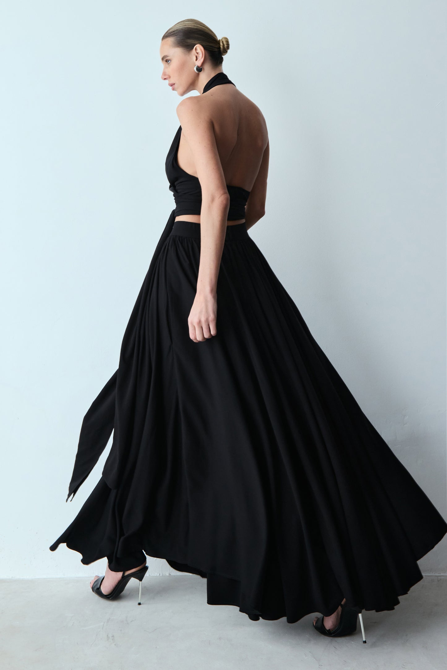 SAIA LONGA AMPLA E RODADA COM COS MEDIO PRETO