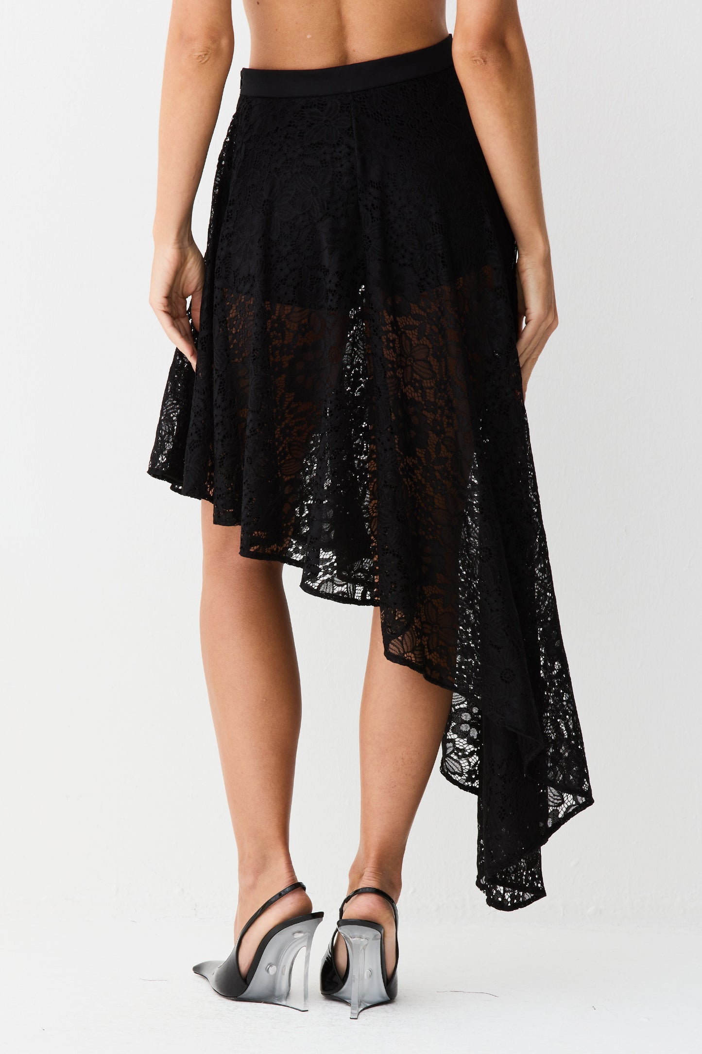 SAIA MIDI BARRA ASSIMETRICA EM RENDA PRETO