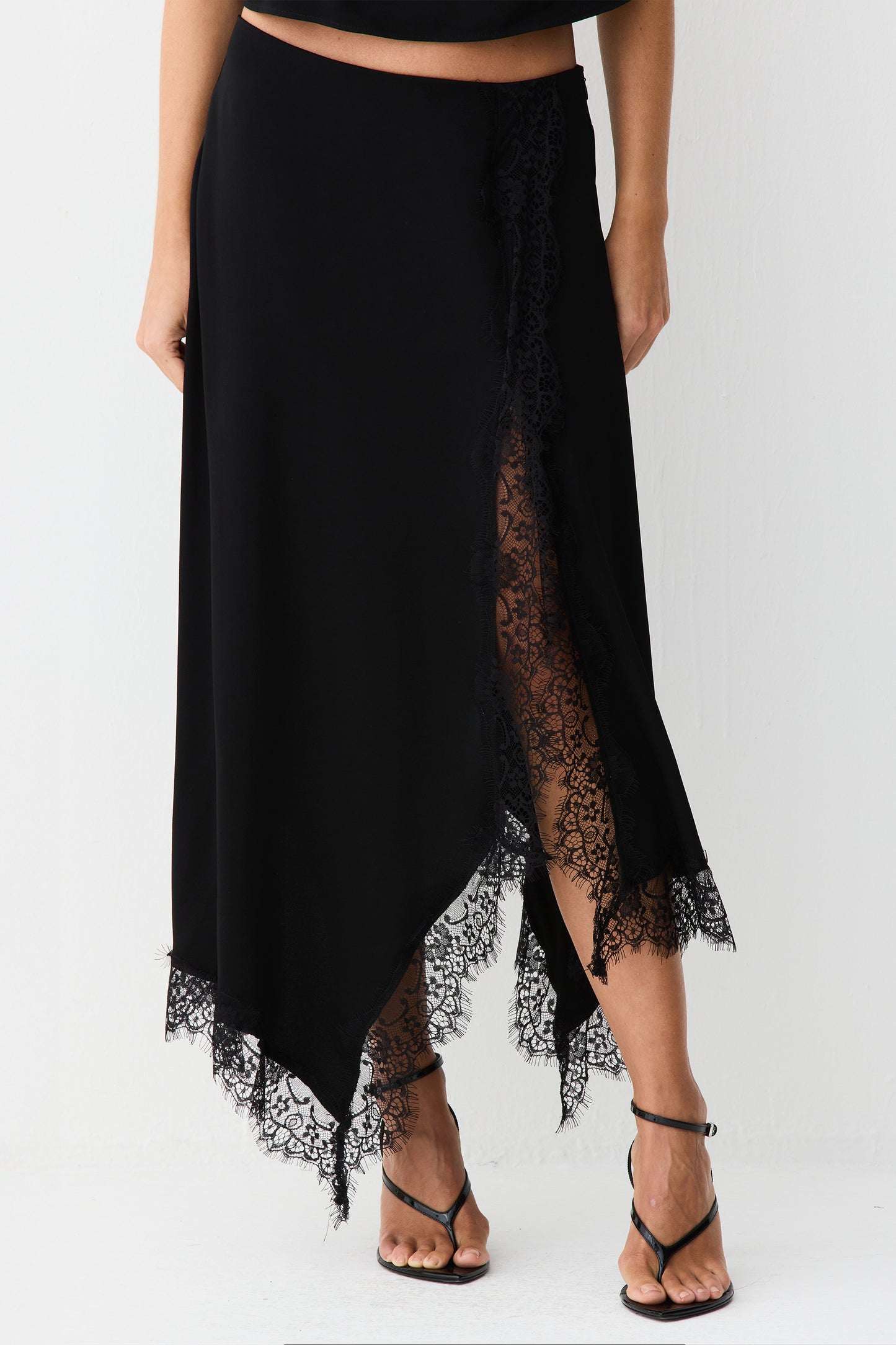 SAIA MIDI COM BARRA E DETALHES EM RENDA PRETO