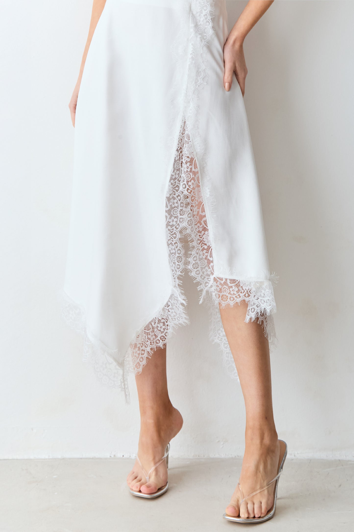 SAIA MIDI COM BARRA E DETALHES EM RENDA OFF WHITE