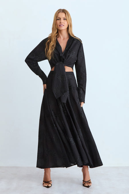 SAIA MIDI AMPLA COM COS MEDIO COM BORDADO PRETO