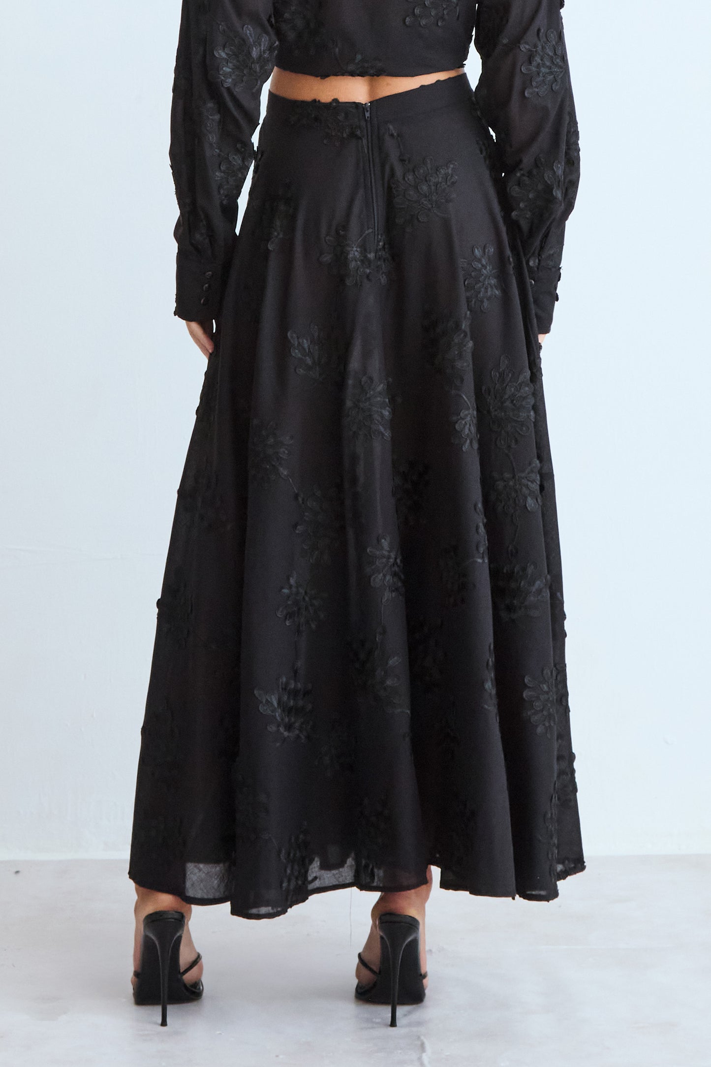 SAIA MIDI AMPLA COM COS MEDIO COM BORDADO PRETO