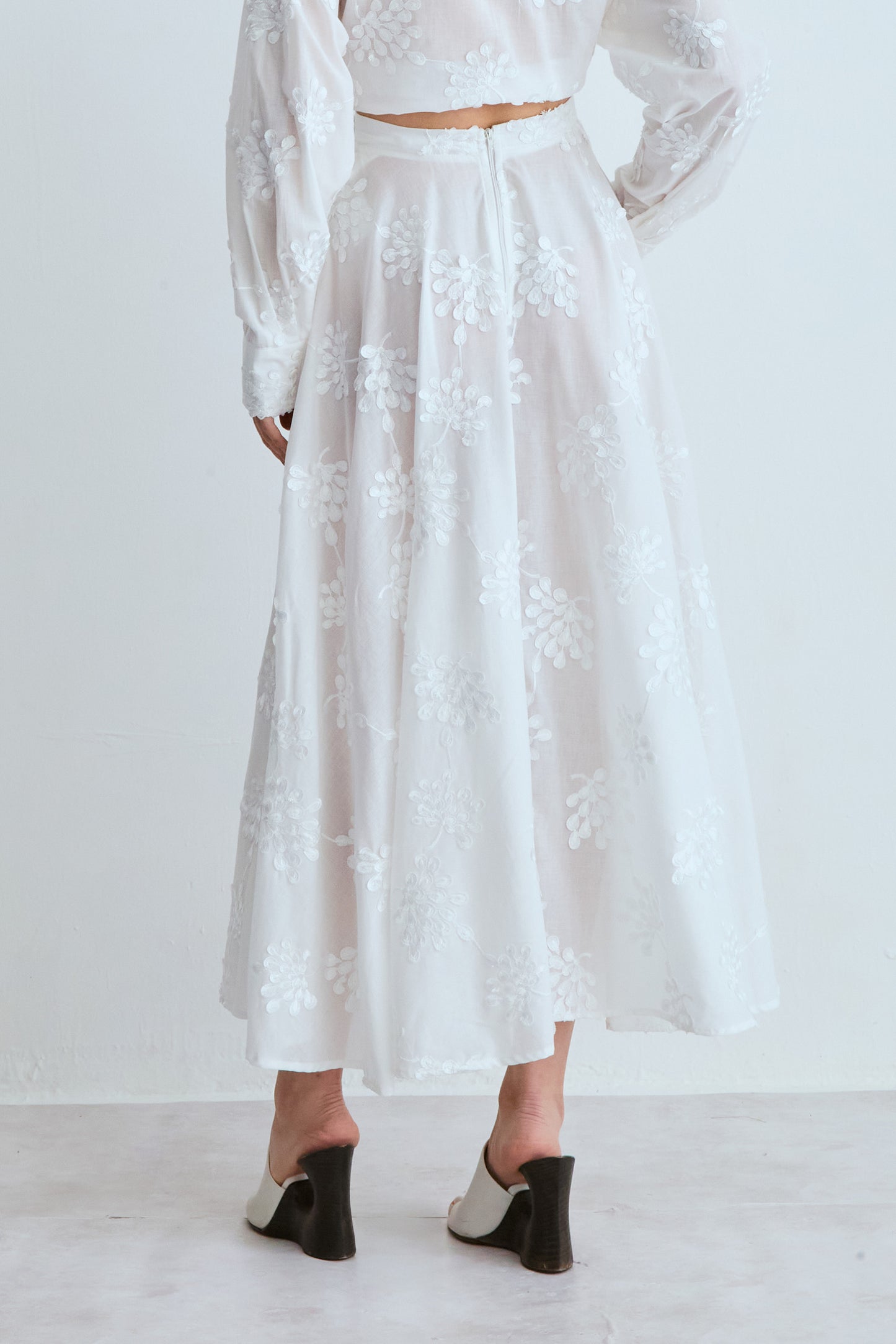 SAIA MIDI AMPLA COM COS MEDIO COM BORDADO OFF WHITE