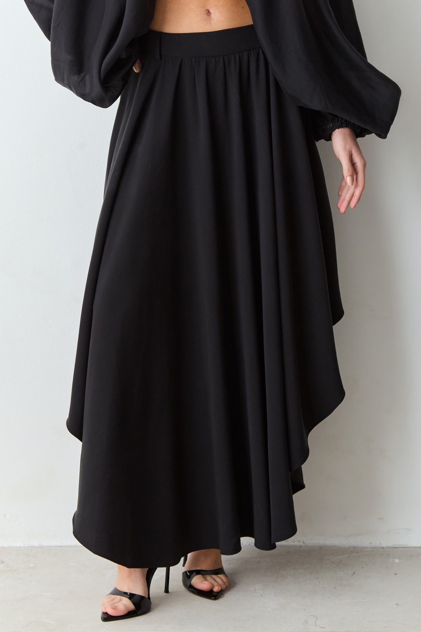 SAIA MIDI BARRA ASSIMETRICA COM PASSANTE COS PRETO