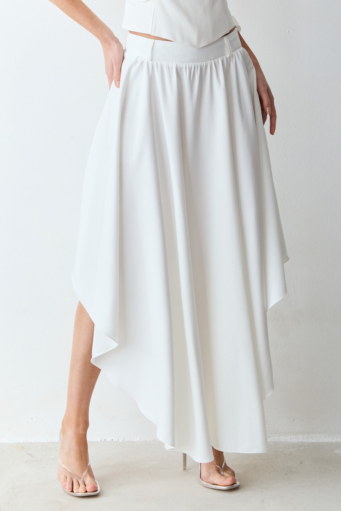 SAIA MIDI BARRA ASSIMETRICA COM PASSANTE COS OFF WHITE