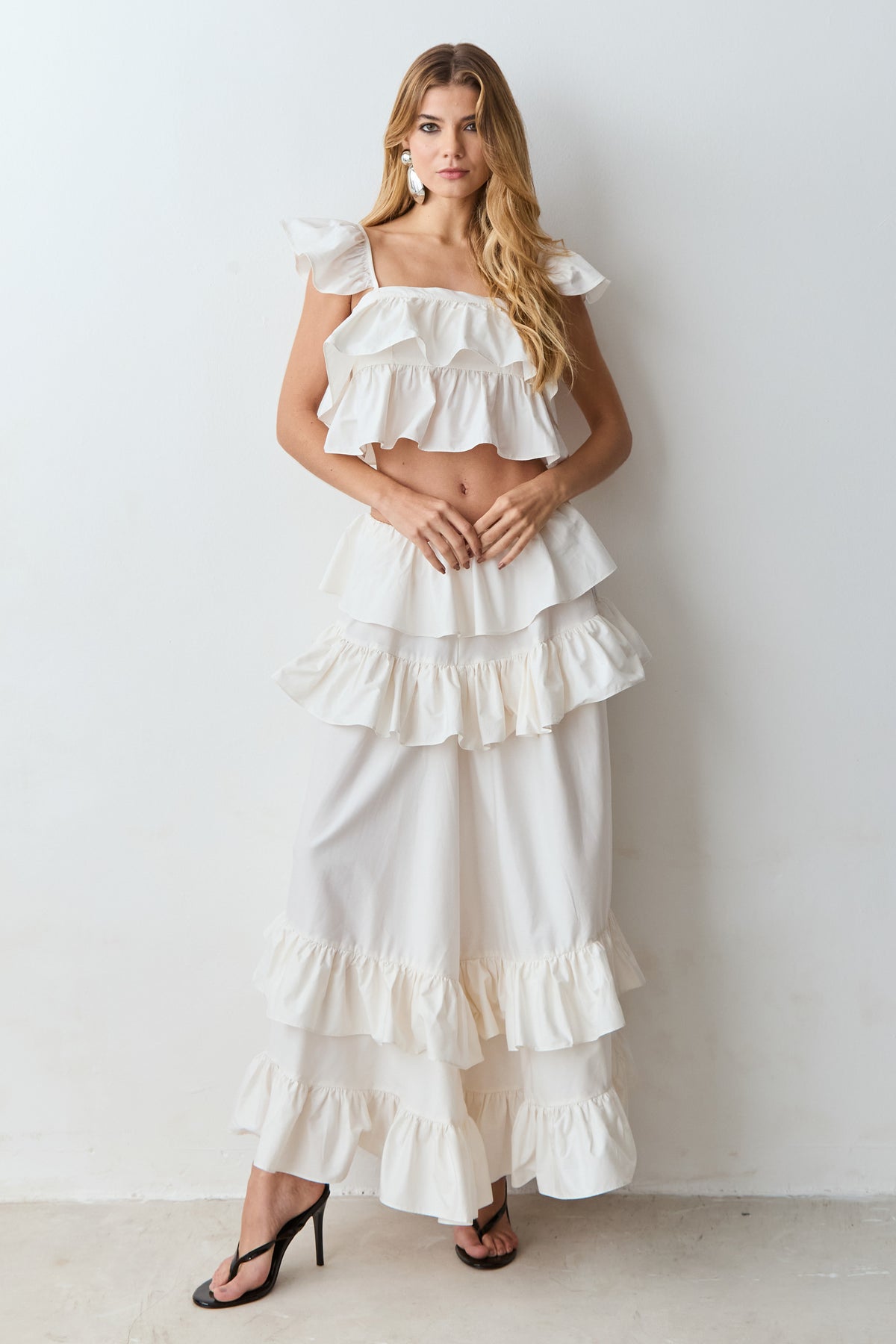 BLUSA DE ALCA COM BABADOS CORPO E ALCA OFF WHITE