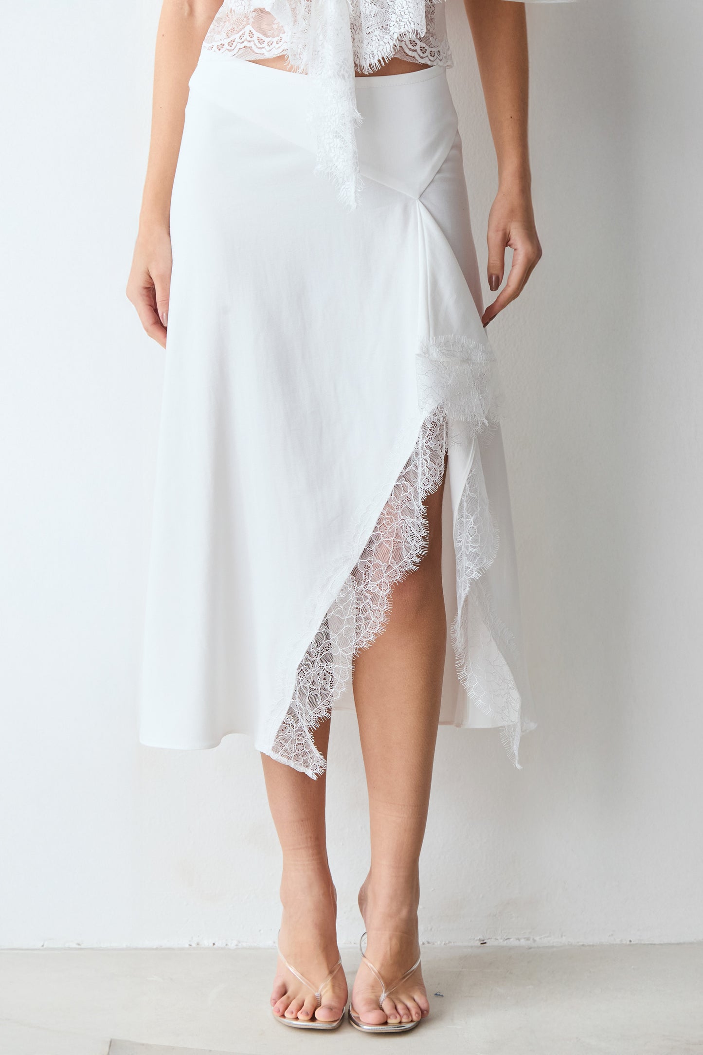SAIA MIDI RECORTE CINTURA BARRA ASSIMETRE COM RENDA OFF WHITE