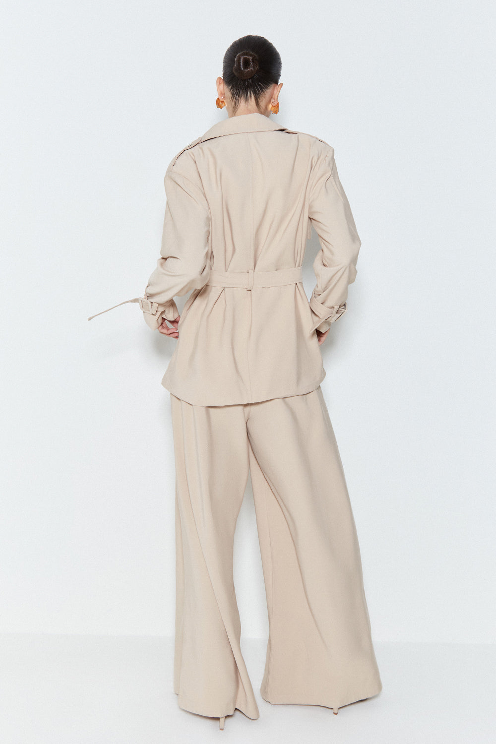 CASACO TRENCH COAT CURTO COM CINTO KAKI DESERTO