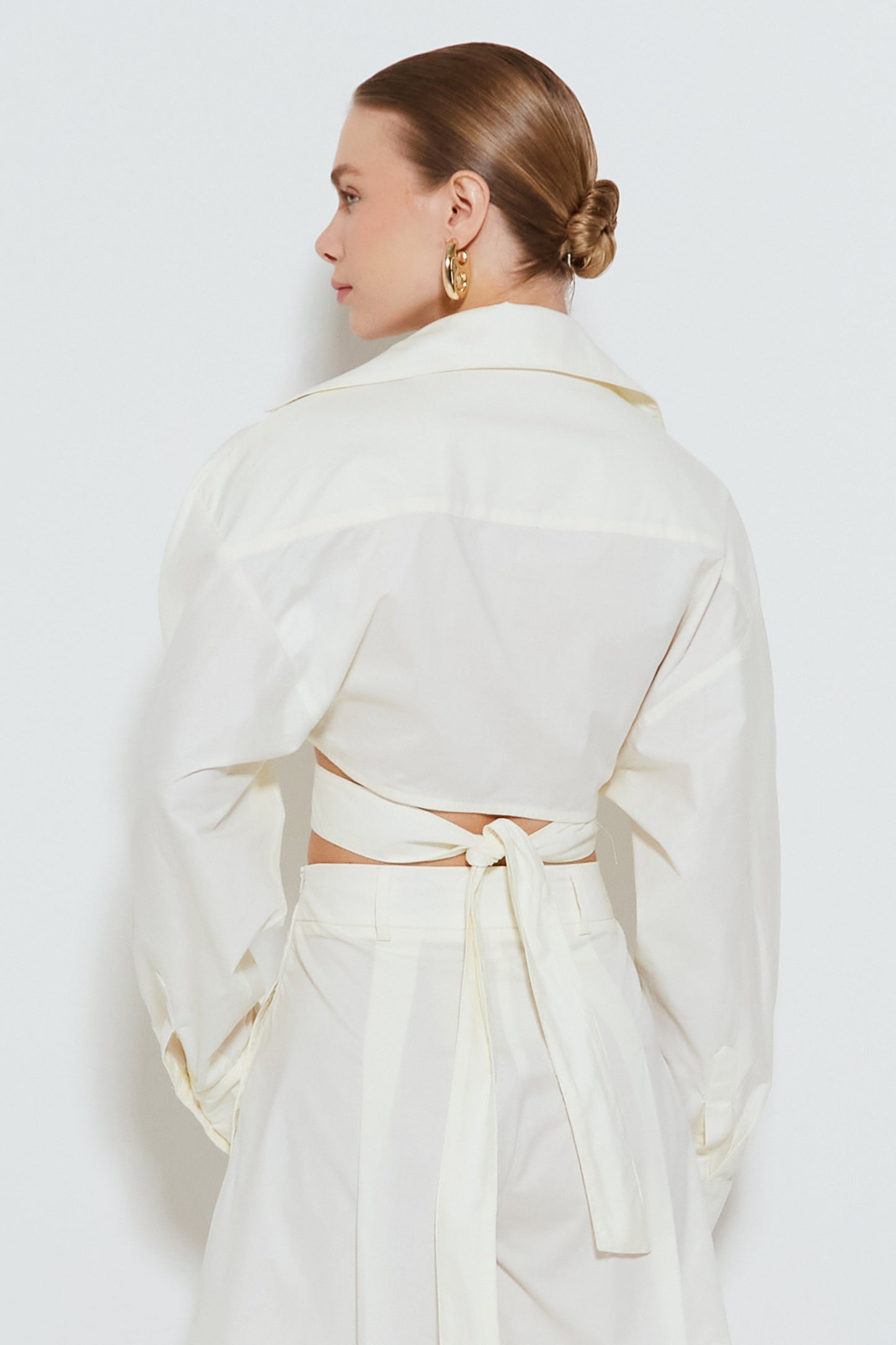 CAMISA MANGA COMPRIDA CROPPED COM AMARRACAO CREME