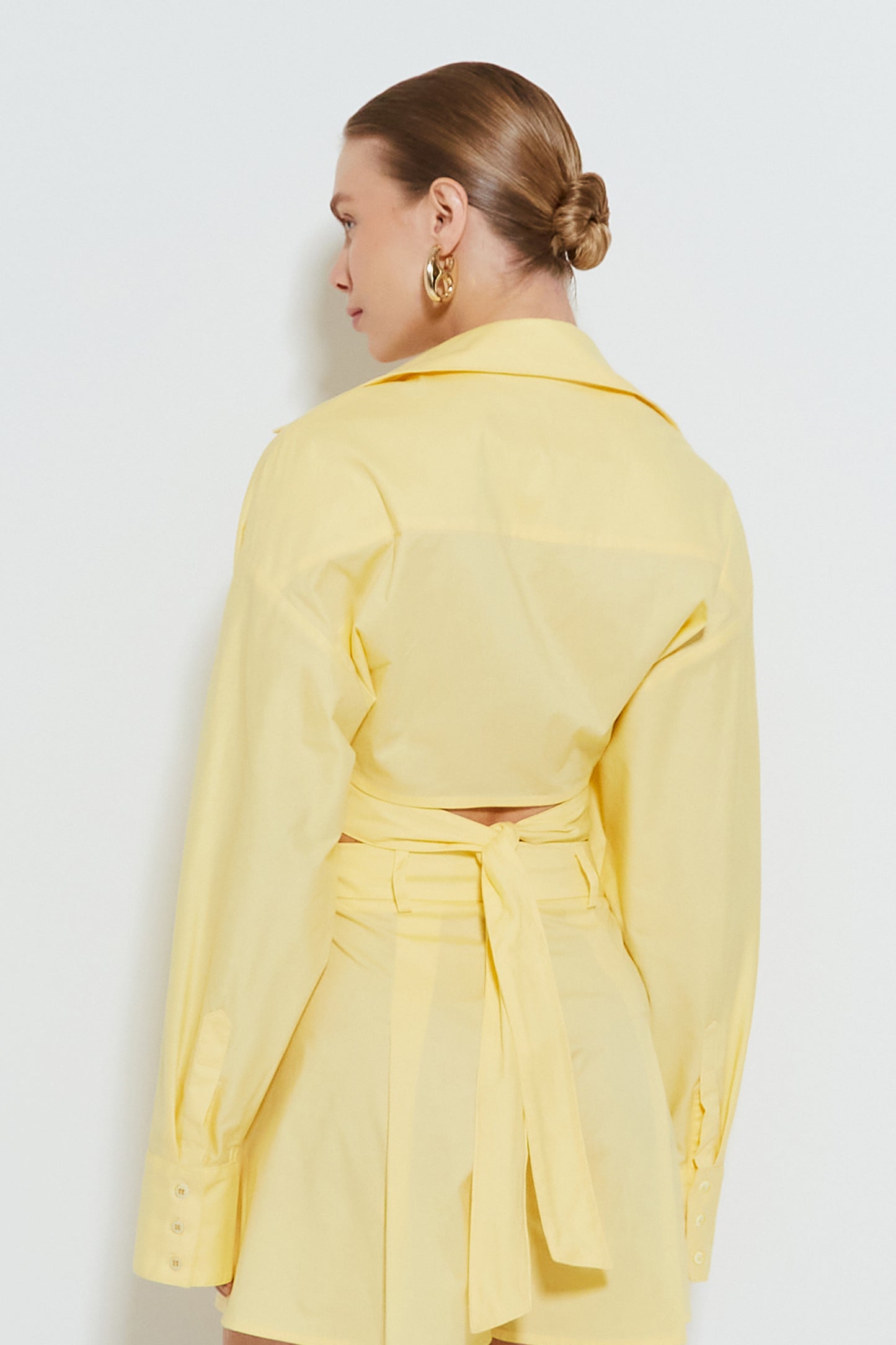 CAMISA MANGA COMPRIDA CROPPED COM AMARRACAO AMARELO MANTEIGA