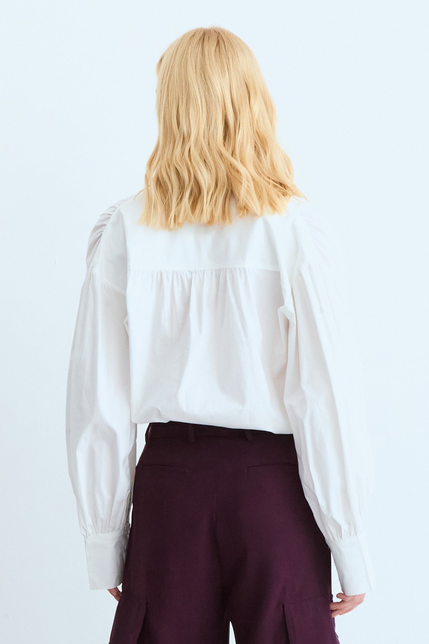 CAMISA MANGA COMPRIDA LISA COM DECOTE V OFF WHITE