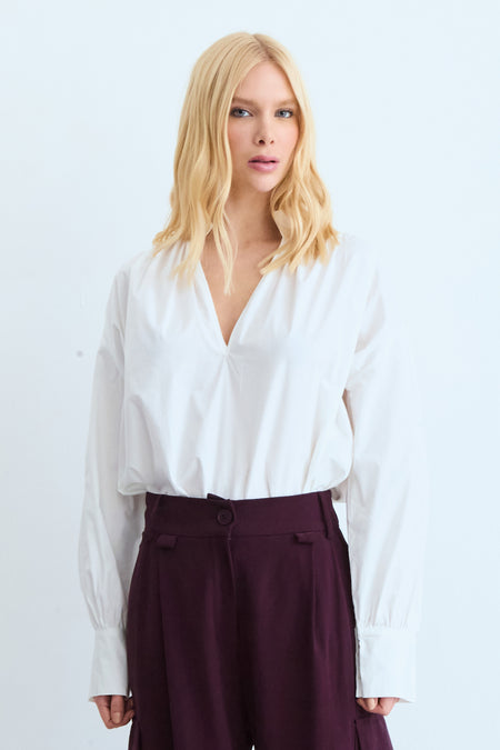 CAMISA MANGA COMPRIDA LISA COM DECOTE V OFF WHITE