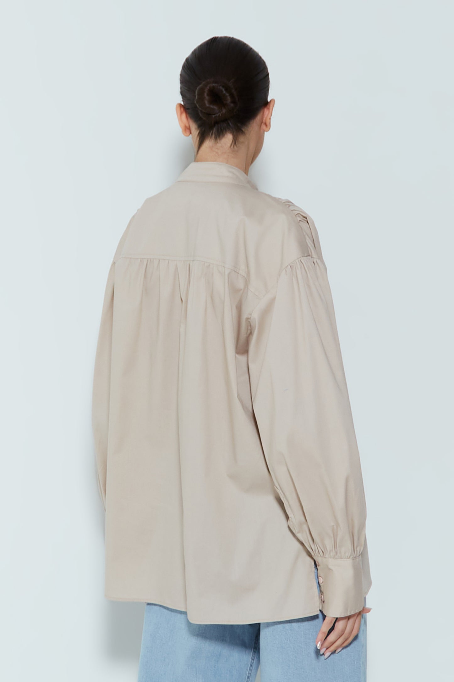 CAMISA MANGA COMPRIDA LISA COM DECOTE V KAKI CLARO