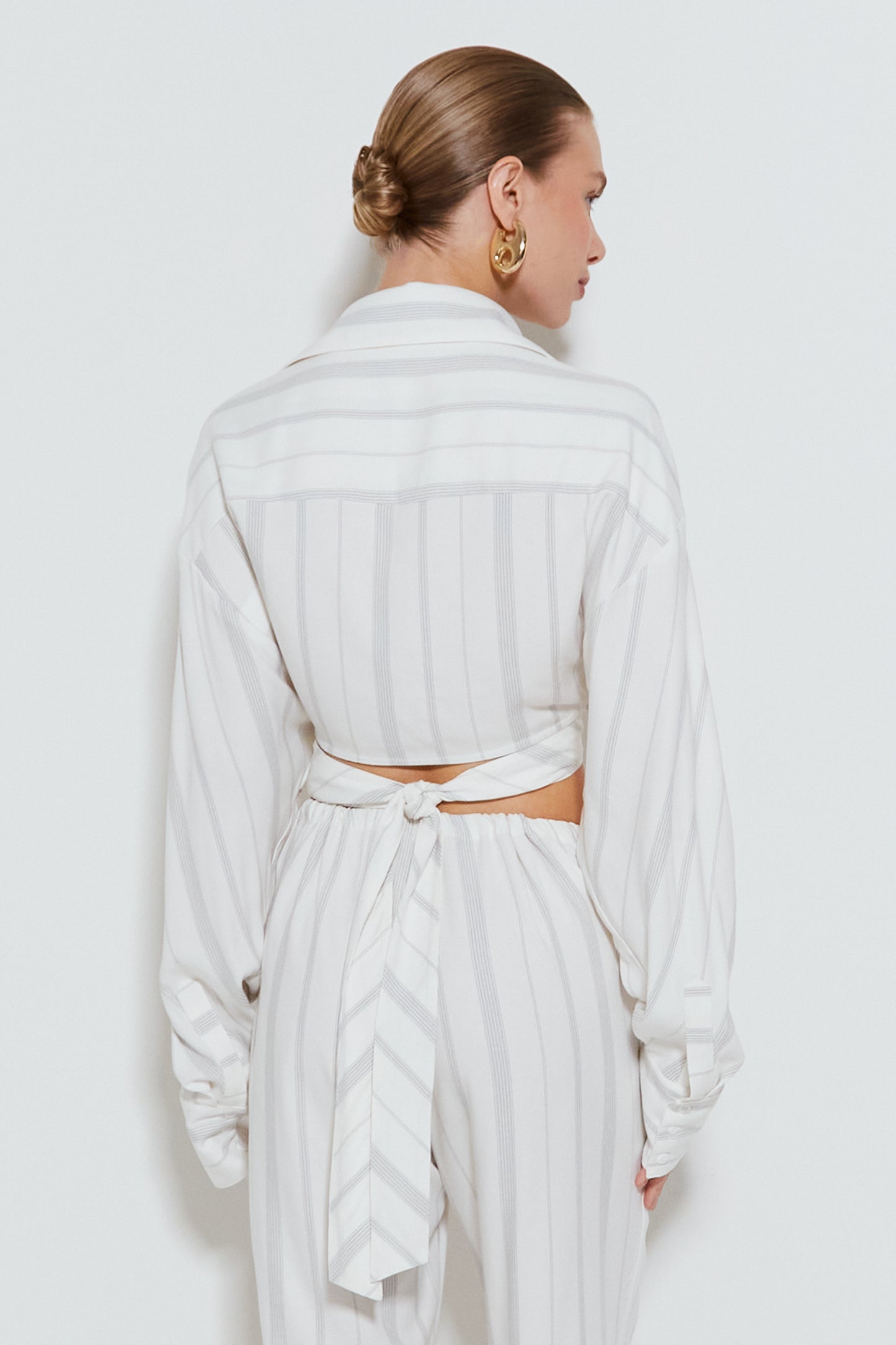 CAMISA MANGA COMPRIDA COM AMARRACAO FRONTAL E LISTRAS LISTRADO PRETO