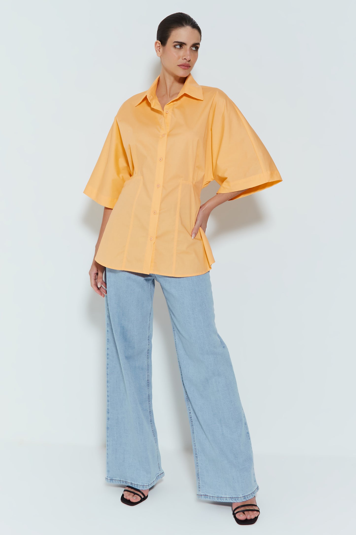 CAMISA MANGA CURTA ACINTURADA COM ABERTURA COSTAS LARANJA DOCE