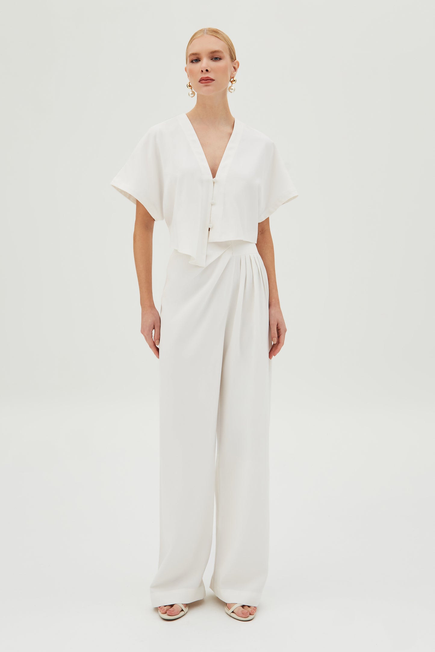 BLUSA MANGA CURTA COM BARRA ASSIMETRICA E BOTOES OFF WHITE