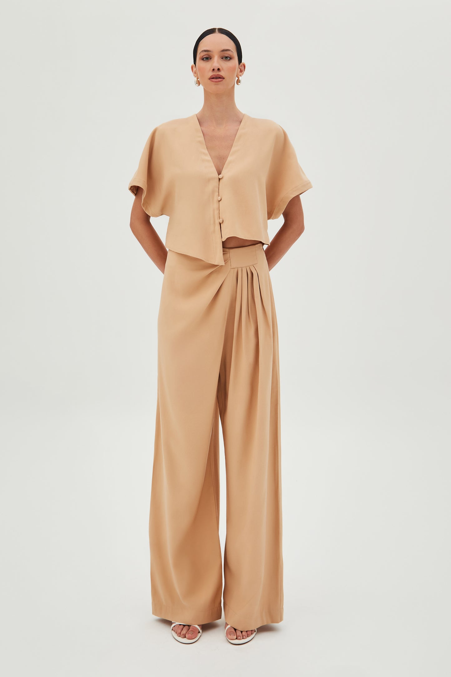 BLUSA MANGA CURTA COM BARRA ASSIMETRICA E BOTOES KAKI CLARO