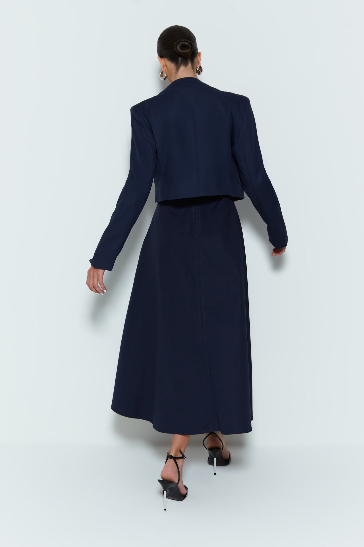 BLAZER CURTO ESTRUTURADO COM OMBREIRAS AZUL MARINHO