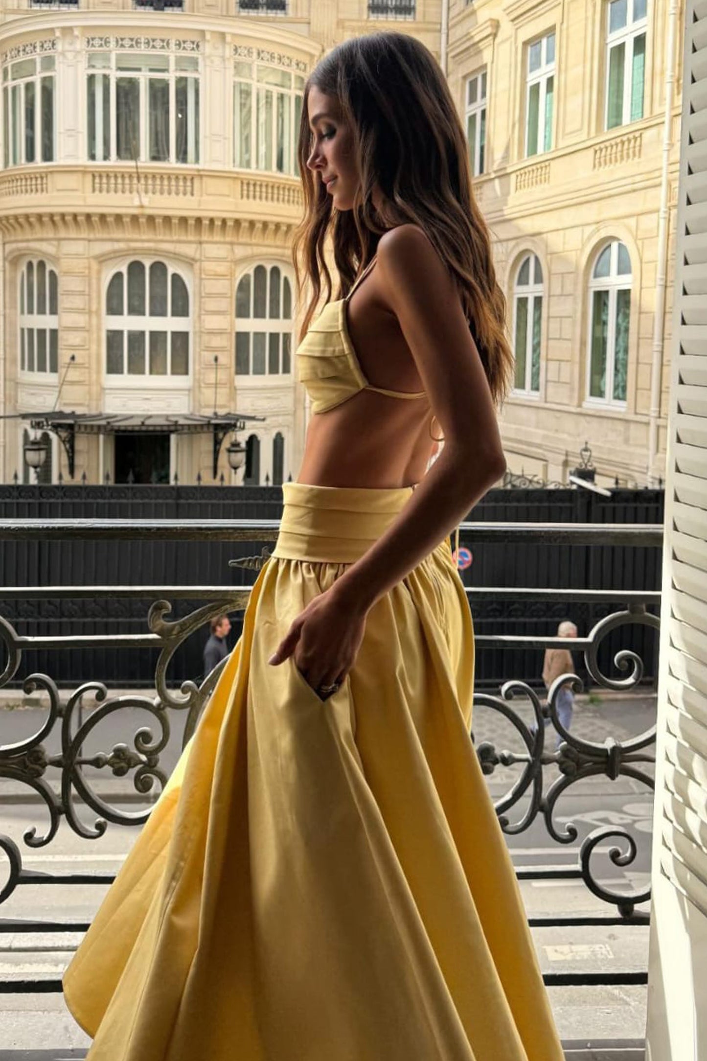 SAIA MIDI AMPLA COM COS LARGO ACINTURADO AMARELO MANTEIGA