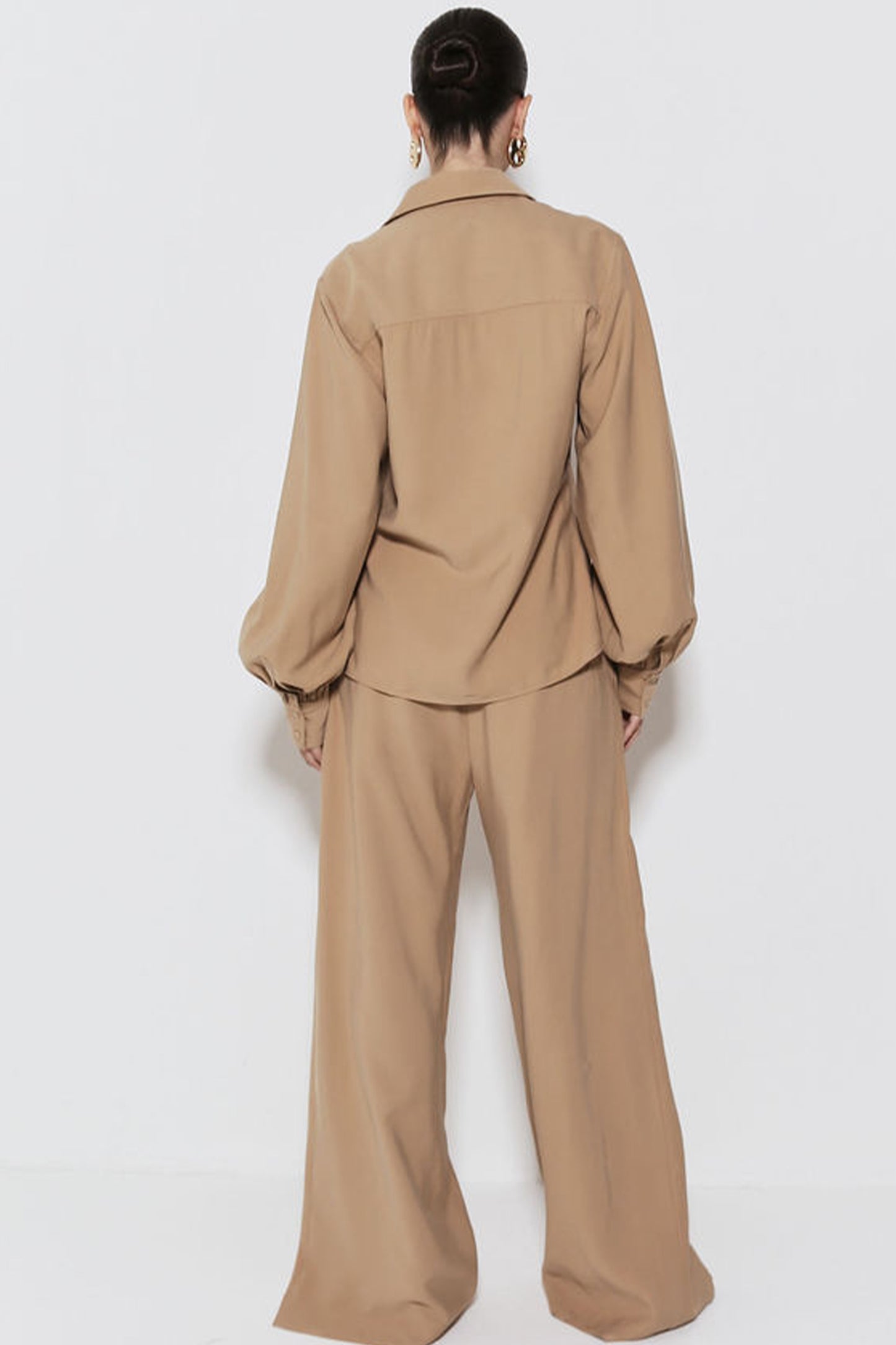 CAMISA MANGA COMPRIDA COM MANGAS AMPLAS E FRANZIDO PUNHO KAKI