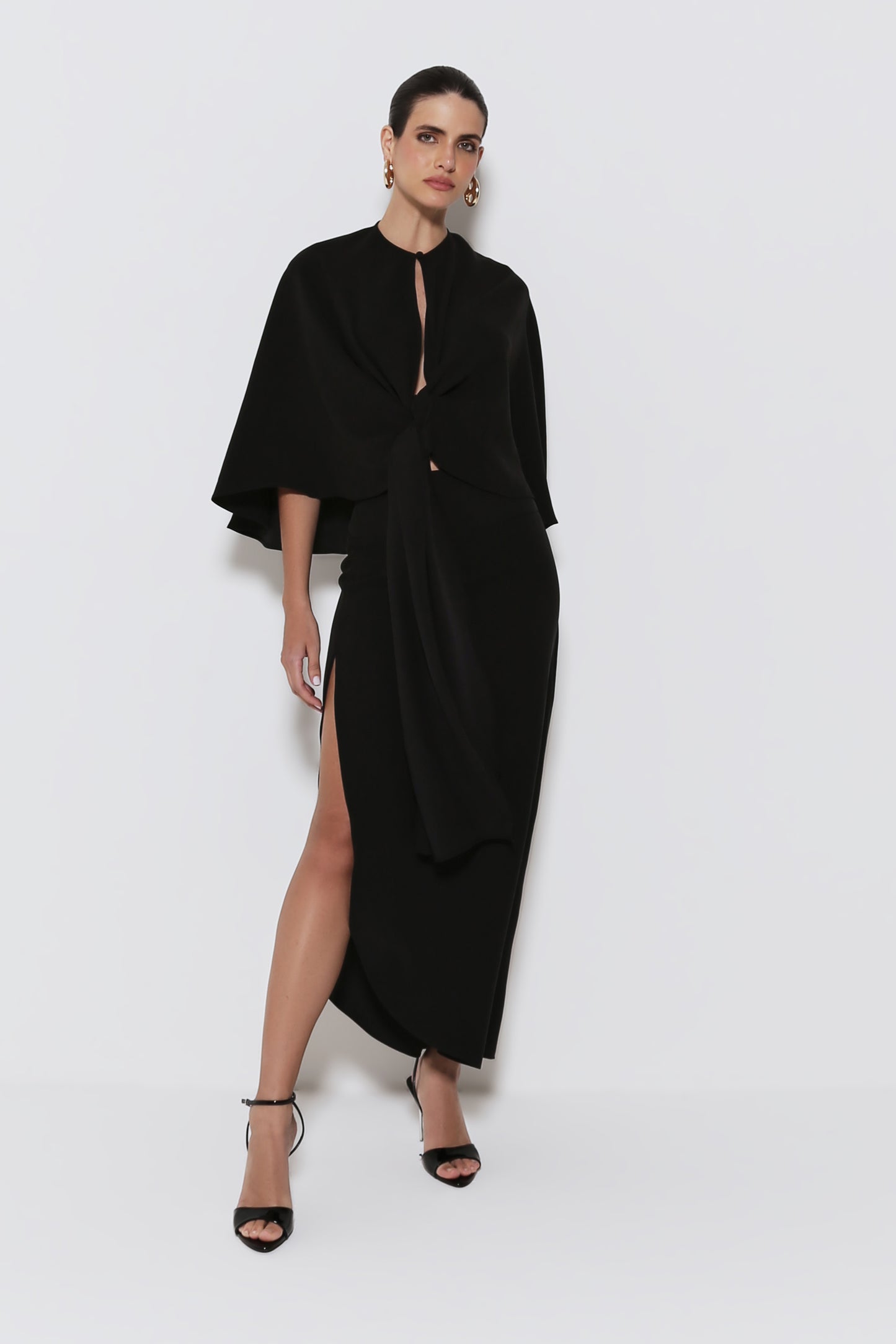 CAPA FLUIDA COM MANGAS AMPLAS E ABERTURA PRETO