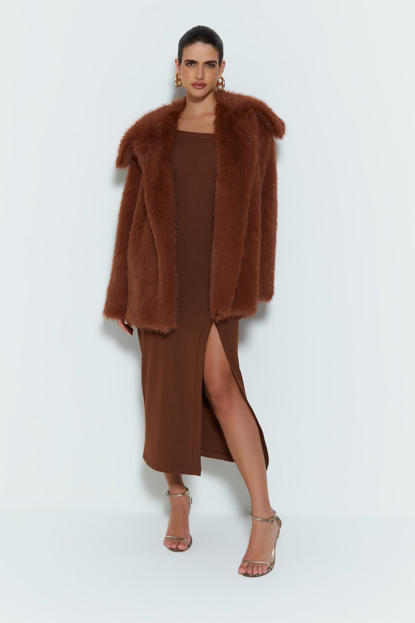 CASACO MANGA LONGA COM GOLA AMPLA PELO MARROM