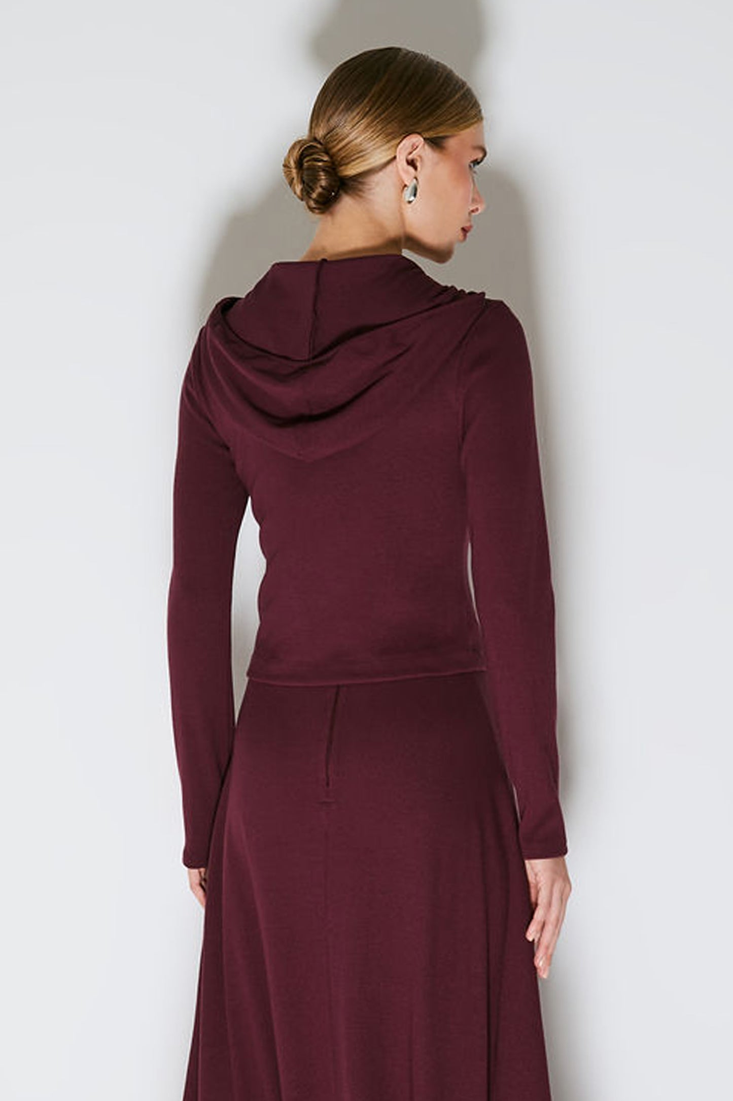 BLUSA MANGA LONGA COM ZIPER DE METAL FRONTAL E CAPUZ VINHO