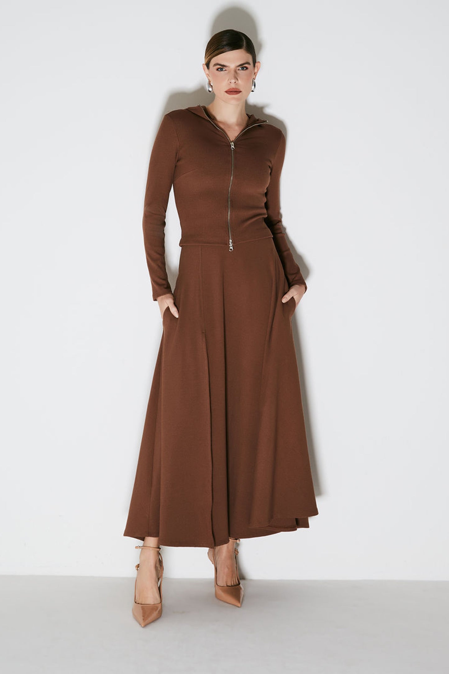 BLUSA MANGA LONGA COM ZIPER DE METAL FRONTAL E CAPUZ MARROM