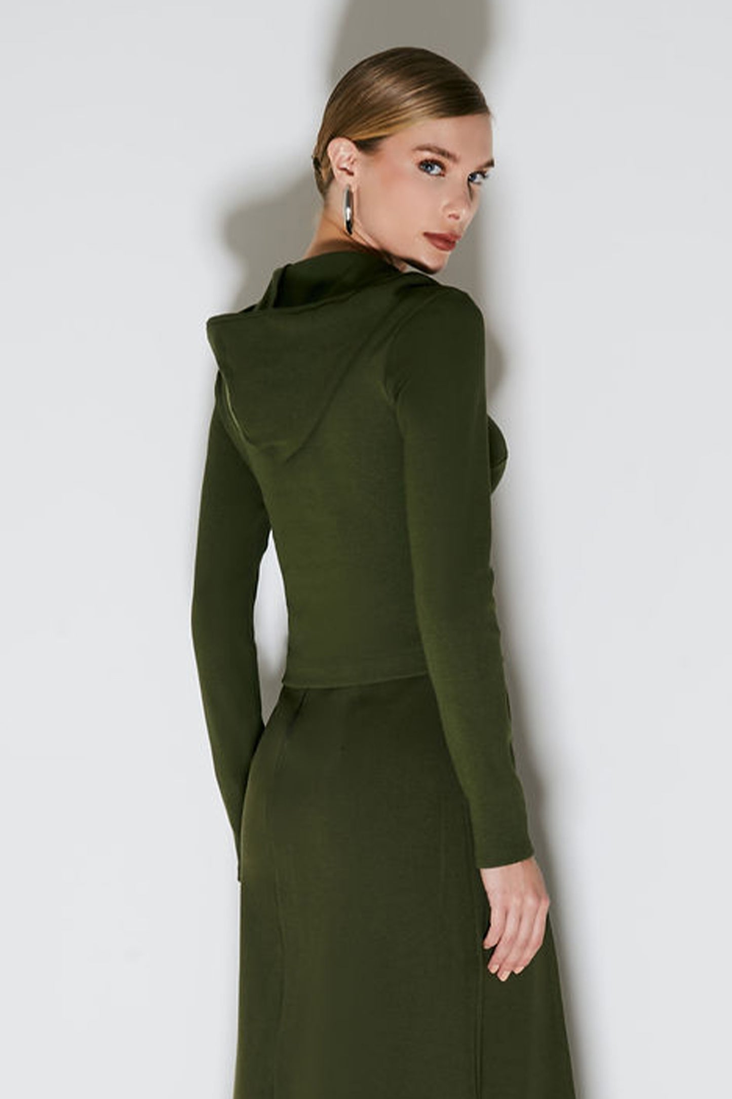 BLUSA MANGA LONGA COM ZIPER DE METAL FRONTAL E CAPUZ VERDE MILITAR