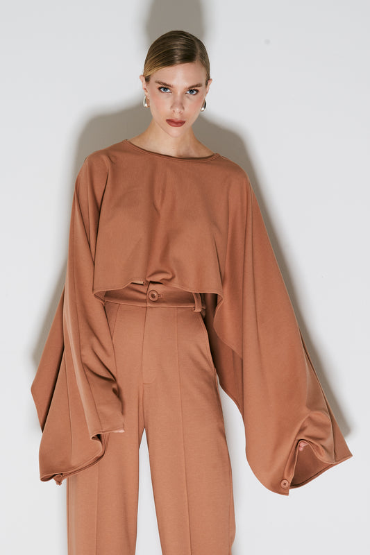 BLUSA CAPA FLUIDA COM ABERTURA NAS MANGAS MOCHA MOUSSE