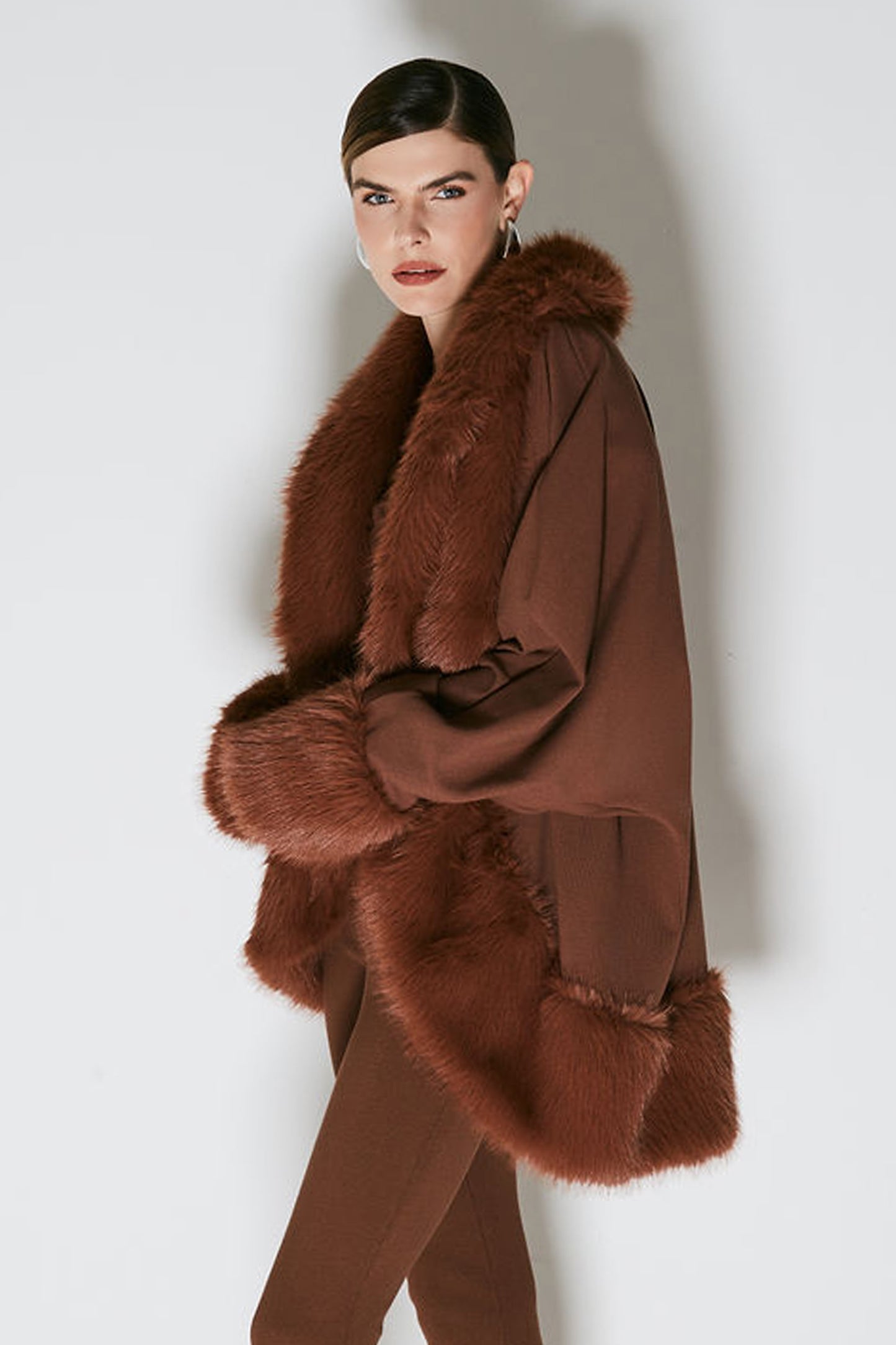 CASACO MANGA LONGA COM DETALHES EM PELO MARROM