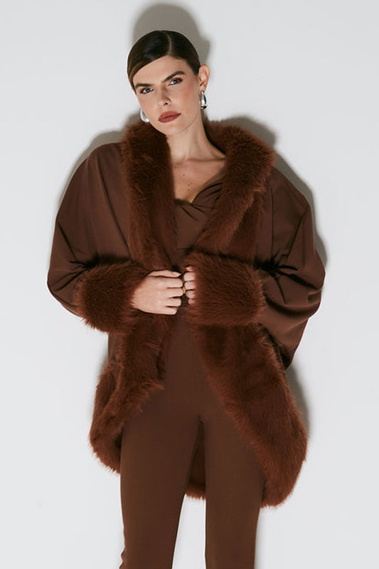 CASACO MANGA LONGA COM DETALHES EM PELO MARROM