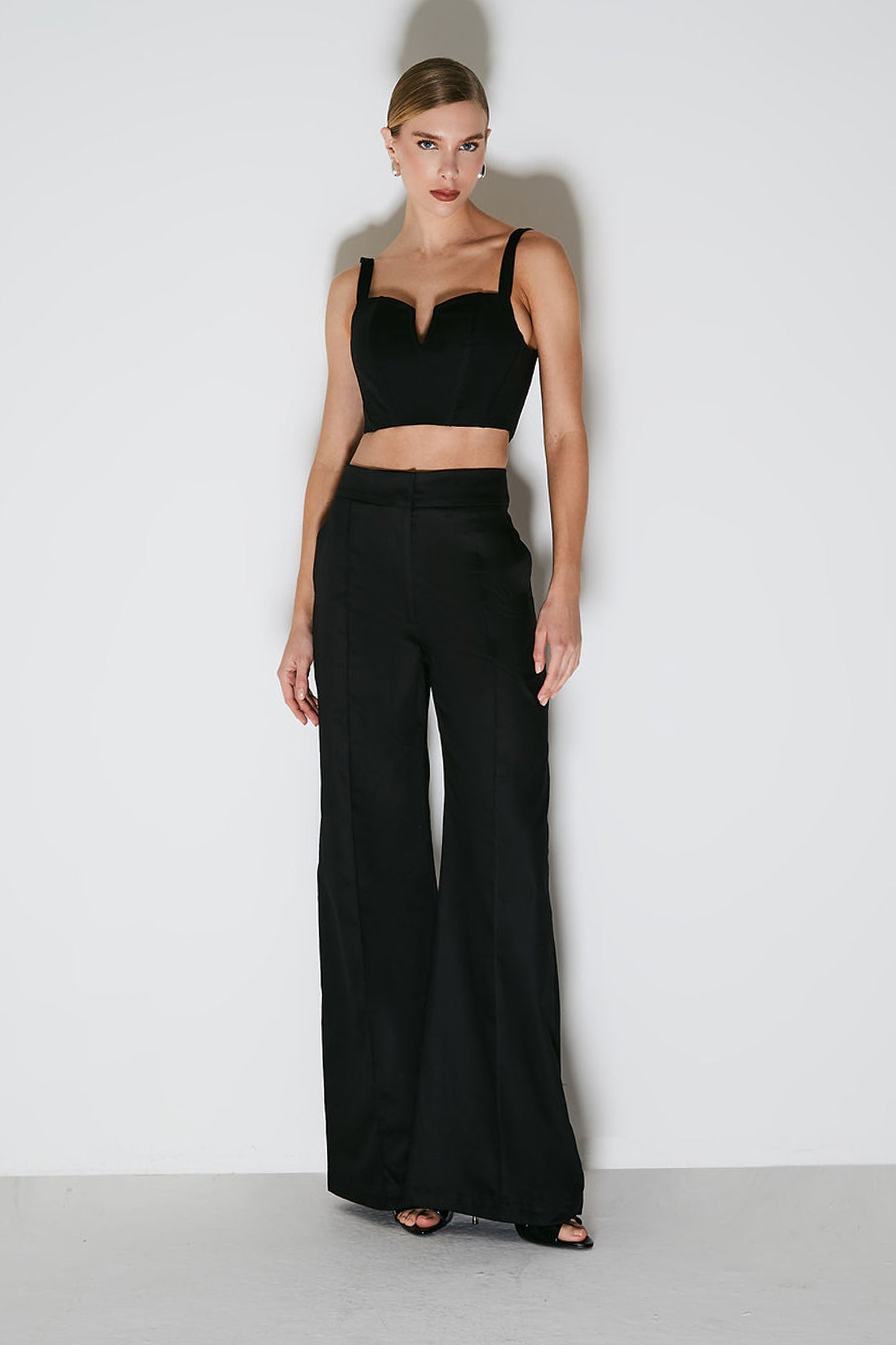 CROPPED DE ALCA ESTRUTURADO COM DETALHE MEIO BUSTO PRETO