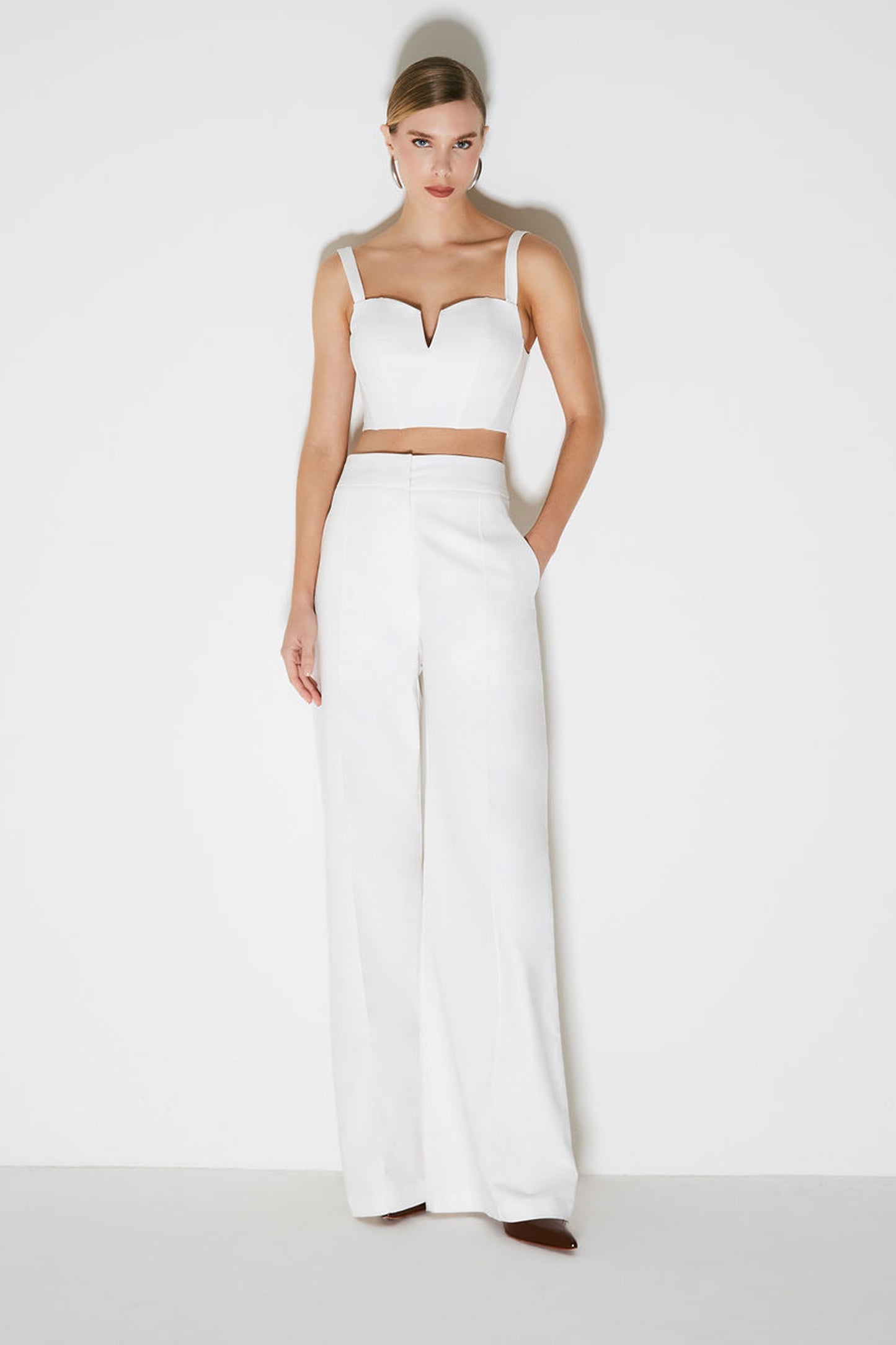 CROPPED DE ALCA ESTRUTURADO COM DETALHE MEIO BUSTO OFF WHITE