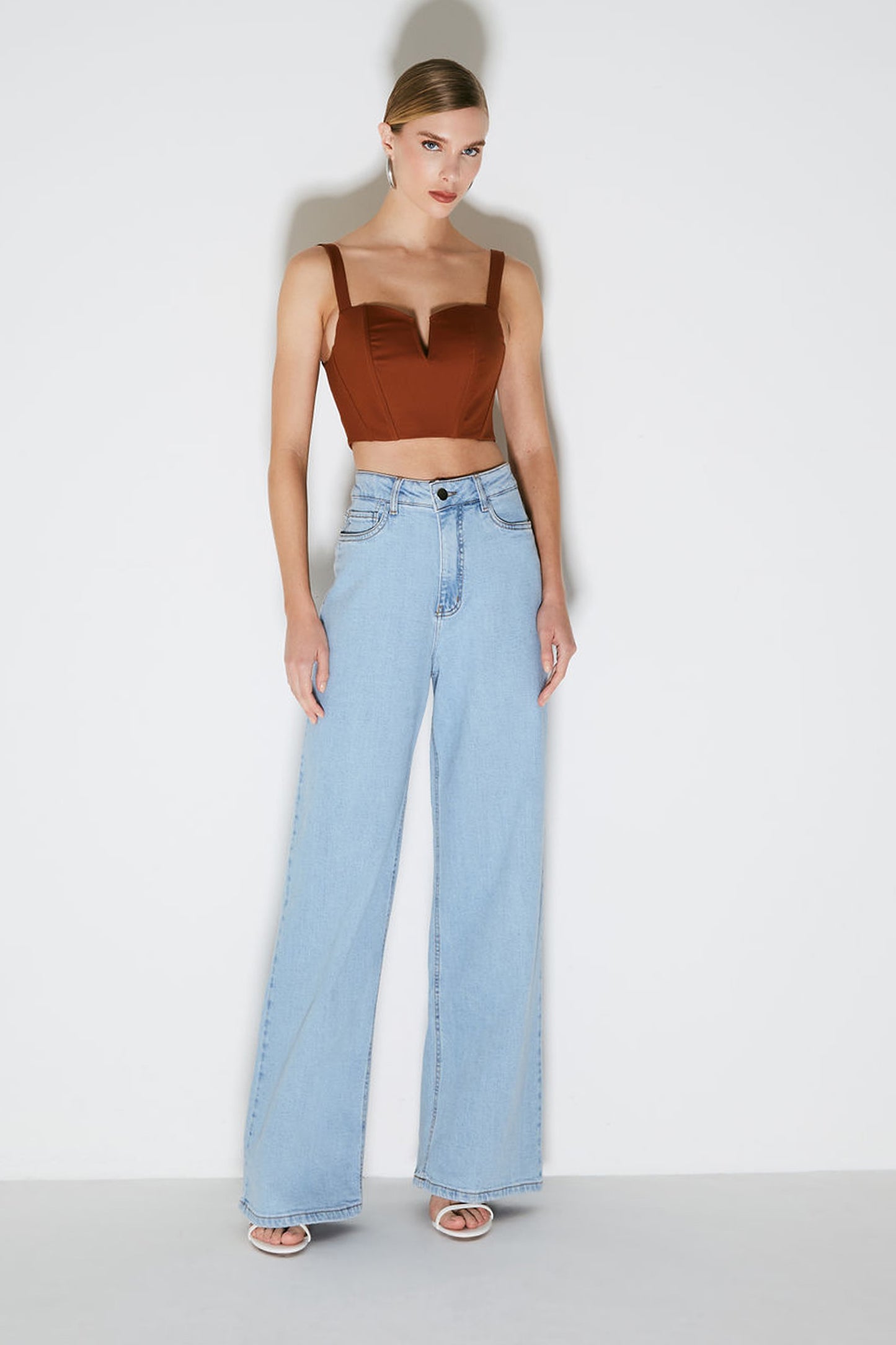 CROPPED DE ALCA ESTRUTURADO COM DETALHE MEIO BUSTO MARROM CANELA