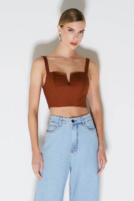 CROPPED DE ALCA ESTRUTURADO COM DETALHE MEIO BUSTO MARROM CANELA